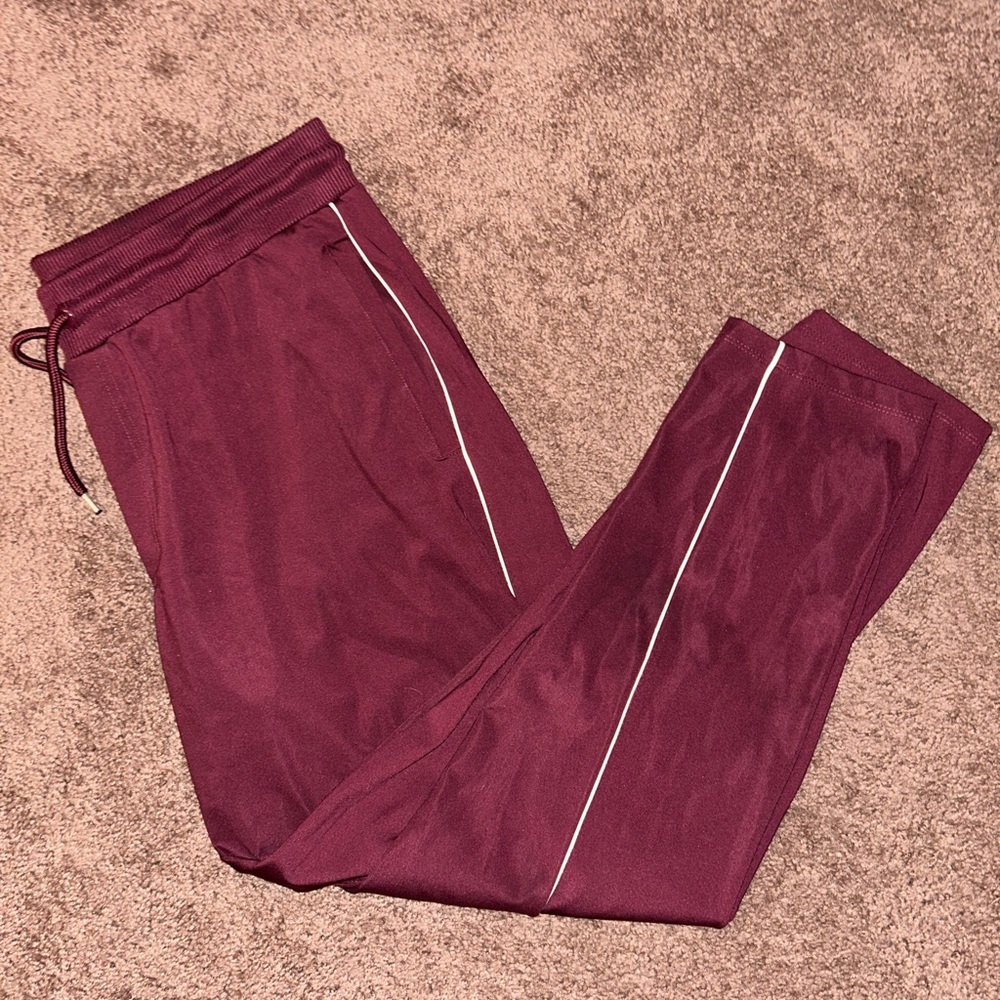 Straight fit sweats w/ side piling details